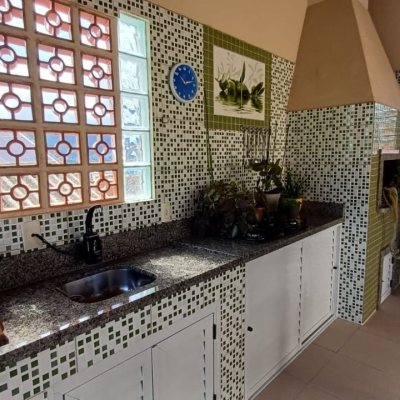 Casa Residencial com 218m², 4 quartos (sendo 1 suíte), 2 garagens, no bairro Trindade em Florianópolis