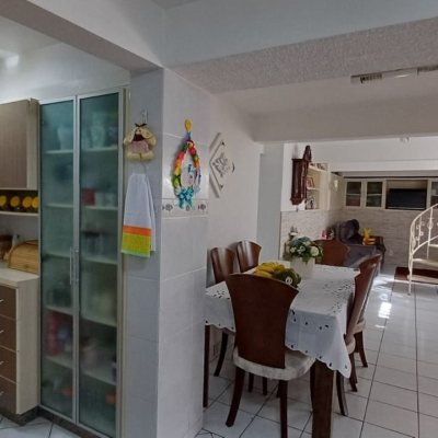 Casa Residencial com 218m², 4 quartos (sendo 1 suíte), 2 garagens, no bairro Trindade em Florianópolis