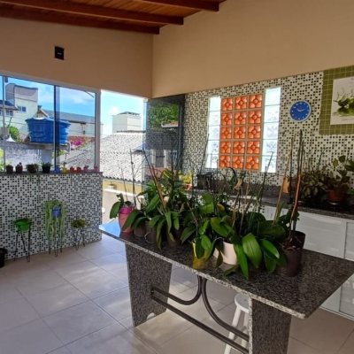 Casa Residencial com 218m², 4 quartos (sendo 1 suíte), 2 garagens, no bairro Trindade em Florianópolis