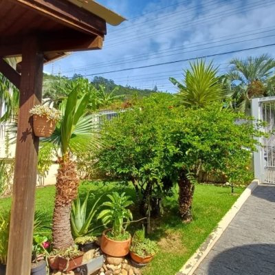 Casa Residencial com 218m², 4 quartos (sendo 1 suíte), 2 garagens, no bairro Trindade em Florianópolis