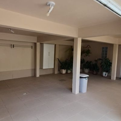 Casa Residencial com 218m², 4 quartos (sendo 1 suíte), 2 garagens, no bairro Trindade em Florianópolis