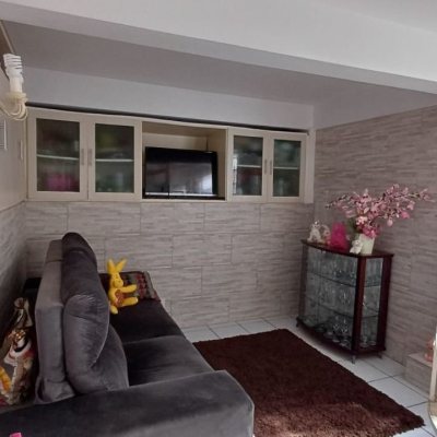 Casa Residencial com 218m², 4 quartos (sendo 1 suíte), 2 garagens, no bairro Trindade em Florianópolis