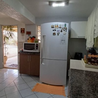 Casa Residencial com 218m², 4 quartos (sendo 1 suíte), 2 garagens, no bairro Trindade em Florianópolis
