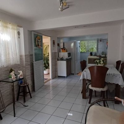 Casa Residencial com 218m², 4 quartos (sendo 1 suíte), 2 garagens, no bairro Trindade em Florianópolis