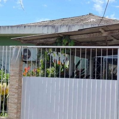 Casa Residencial com 70m², 3 quartos, 1 garagem, no bairro Barreiros em São José