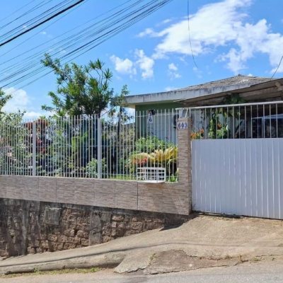 Casa Residencial com 70m², 3 quartos, 1 garagem, no bairro Barreiros em São José
