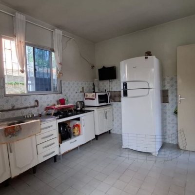 Casa Residencial com 70m², 3 quartos, 1 garagem, no bairro Barreiros em São José