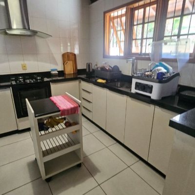 Casa Residencial com 230m², 3 quartos (sendo 2 suítes), 2 garagens, no bairro Centro em São José