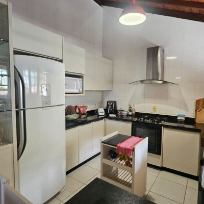 Casa Residencial com 230m², 3 quartos (sendo 2 suítes), 2 garagens, no bairro Centro em São José