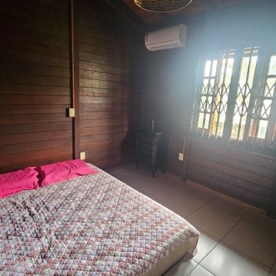 Casa Residencial com 230m², 3 quartos (sendo 2 suítes), 2 garagens, no bairro Centro em São José