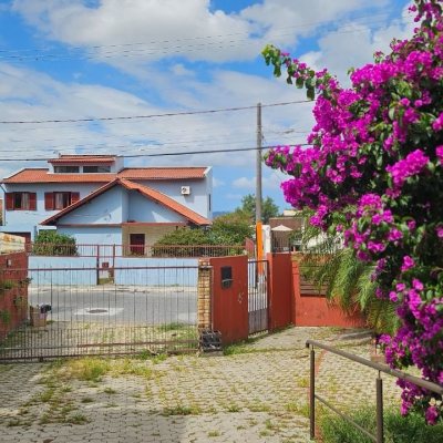 Casa Residencial com 230m², 3 quartos (sendo 2 suítes), 2 garagens, no bairro Centro em São José