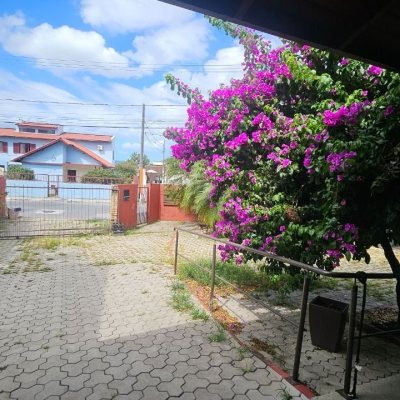 Casa Residencial com 230m², 3 quartos (sendo 2 suítes), 2 garagens, no bairro Centro em São José