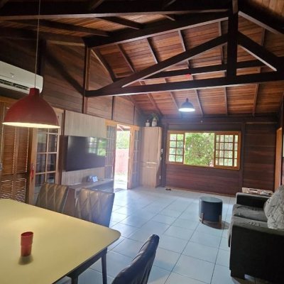 Casa Residencial com 230m², 3 quartos (sendo 2 suítes), 2 garagens, no bairro Centro em São José