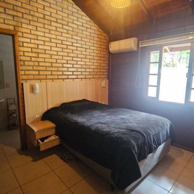 Casa Residencial com 230m², 3 quartos (sendo 2 suítes), 2 garagens, no bairro Centro em São José