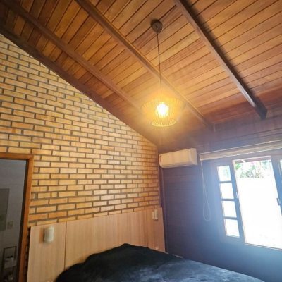 Casa Residencial com 230m², 3 quartos (sendo 2 suítes), 2 garagens, no bairro Centro em São José