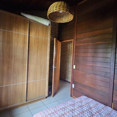 Casa Residencial com 230m², 3 quartos (sendo 2 suítes), 2 garagens, no bairro Centro em São José