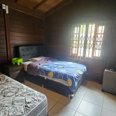 Casa Residencial com 230m², 3 quartos (sendo 2 suítes), 2 garagens, no bairro Centro em São José