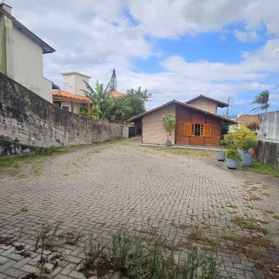 Casa Residencial com 230m², 3 quartos (sendo 2 suítes), 2 garagens, no bairro Centro em São José