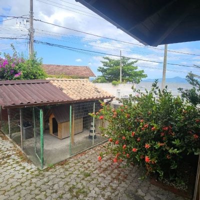 Casa Residencial com 230m², 3 quartos (sendo 2 suítes), 2 garagens, no bairro Centro em São José