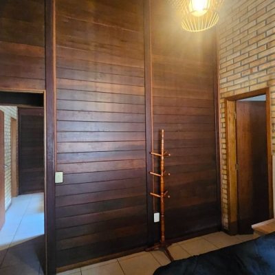 Casa Residencial com 230m², 3 quartos (sendo 2 suítes), 2 garagens, no bairro Centro em São José