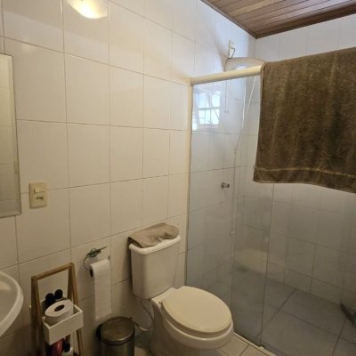 Casa Residencial com 230m², 3 quartos (sendo 2 suítes), 2 garagens, no bairro Centro em São José