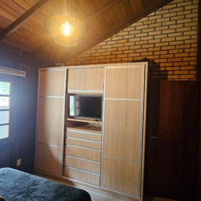 Casa Residencial com 230m², 3 quartos (sendo 2 suítes), 2 garagens, no bairro Centro em São José