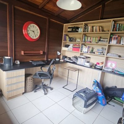 Casa Residencial com 230m², 3 quartos (sendo 2 suítes), 2 garagens, no bairro Centro em São José