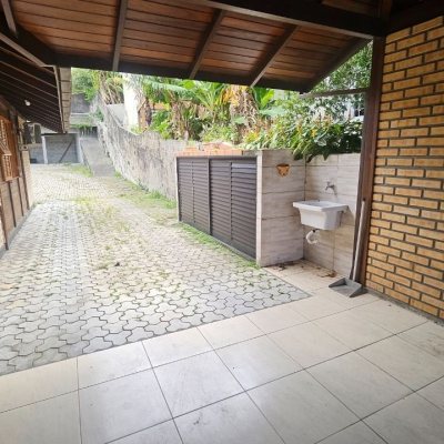 Casa Residencial com 230m², 3 quartos (sendo 2 suítes), 2 garagens, no bairro Centro em São José