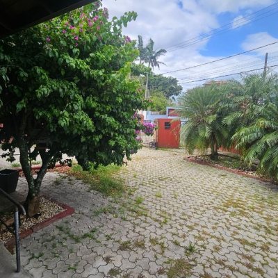 Casa Residencial com 230m², 3 quartos (sendo 2 suítes), 2 garagens, no bairro Centro em São José