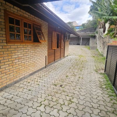 Casa Residencial com 230m², 3 quartos (sendo 2 suítes), 2 garagens, no bairro Centro em São José