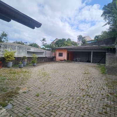 Casa Residencial com 230m², 3 quartos (sendo 2 suítes), 2 garagens, no bairro Centro em São José