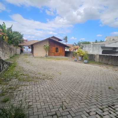 Casa Residencial com 230m², 3 quartos (sendo 2 suítes), 2 garagens, no bairro Centro em São José