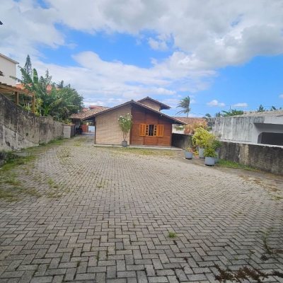 Casa Residencial com 230m², 3 quartos (sendo 2 suítes), 2 garagens, no bairro Centro em São José