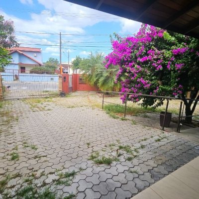 Casa Residencial com 230m², 3 quartos (sendo 2 suítes), 2 garagens, no bairro Centro em São José
