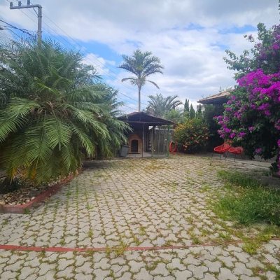 Casa Residencial com 230m², 3 quartos (sendo 2 suítes), 2 garagens, no bairro Centro em São José