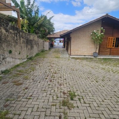 Casa Residencial com 230m², 3 quartos (sendo 2 suítes), 2 garagens, no bairro Centro em São José