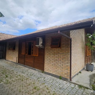 Casa Residencial com 230m², 3 quartos (sendo 2 suítes), 2 garagens, no bairro Centro em São José