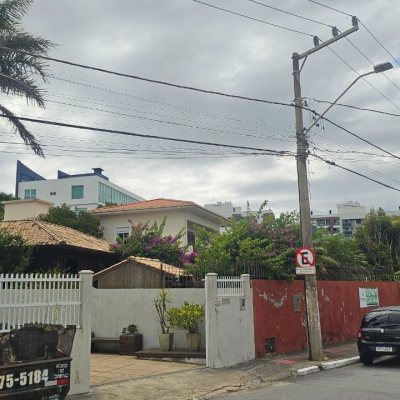 Casa Residencial com 230m², 3 quartos (sendo 2 suítes), 2 garagens, no bairro Centro em São José