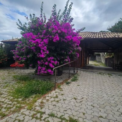 Casa Residencial com 230m², 3 quartos (sendo 2 suítes), 2 garagens, no bairro Centro em São José