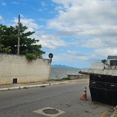 Casa Residencial com 230m², 3 quartos (sendo 2 suítes), 2 garagens, no bairro Centro em São José
