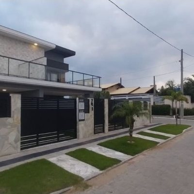 Casa Residencial com 162m², 3 quartos (sendo 3 suítes), 2 garagens, no bairro Rio Tavares em Florianópolis