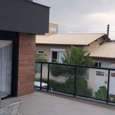 Casa Residencial com 162m², 3 quartos (sendo 3 suítes), 2 garagens, no bairro Rio Tavares em Florianópolis