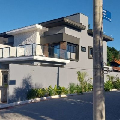 Casa Residencial com 162m², 3 quartos (sendo 3 suítes), 2 garagens, no bairro Rio Tavares em Florianópolis