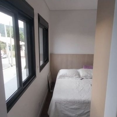 Casa Residencial com 162m², 3 quartos (sendo 3 suítes), 2 garagens, no bairro Rio Tavares em Florianópolis