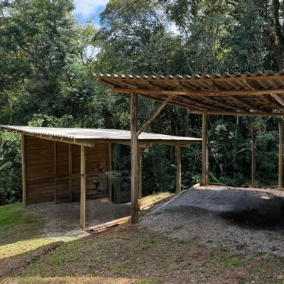 Chacara com 100m², 1 quarto, 3 garagens, no bairro Localidade De Freitas em Paulo Lopes