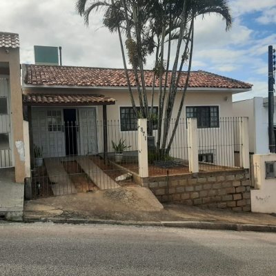 Casa Residencial com 150m², 3 quartos, 1 suíte, 1 garagem, no bairro Serraria em São José