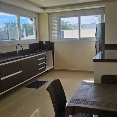Apartamentos com 101m², 3 quartos, 1 suíte, 1 garagem, no bairro Canasvieiras em Florianópolis