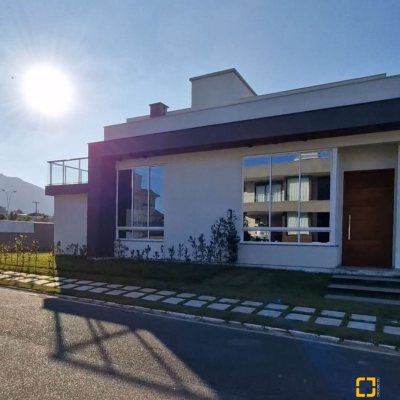 Casa em Condomínio com 204m², 3 quartos, 1 suíte, 2 garagens, no bairro São João Do Rio Vermelho em Florianópolis