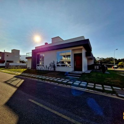 Casa em Condomínio com 204m², 3 quartos, 1 suíte, 2 garagens, no bairro São João Do Rio Vermelho em Florianópolis