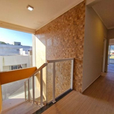 Casa em Condomínio com 204m², 3 quartos, 1 suíte, 2 garagens, no bairro São João Do Rio Vermelho em Florianópolis